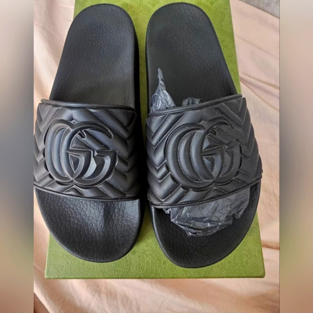 Gucci Black Matelasse Slide Sandals Men's size 9.